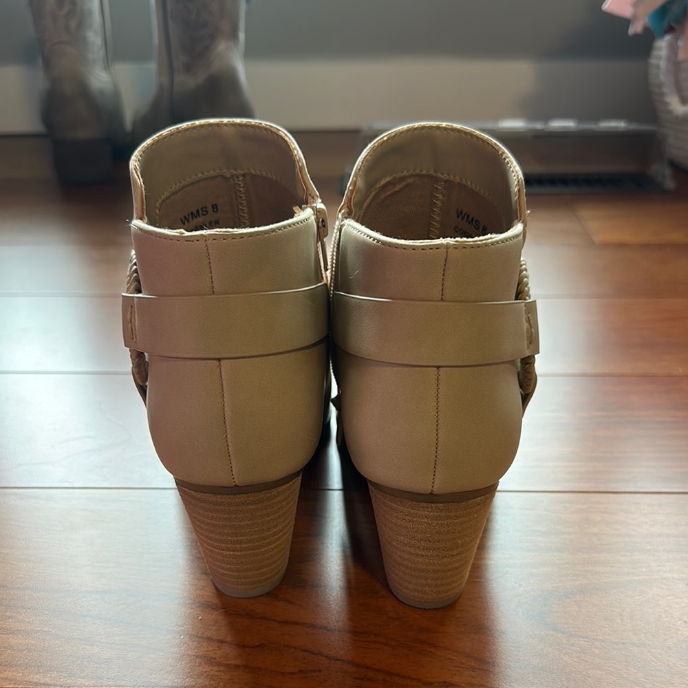 DV by Dolce Vita Cream Ankle Booties with Side Buckle Size 8 NEW!! - Picture 3 of 6